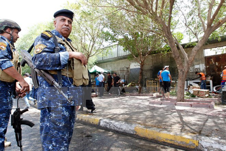 Lực lượng an ninh Iraq làm nhiệm vụ tại hiện trường một vụ đánh bom ngày 24/7.